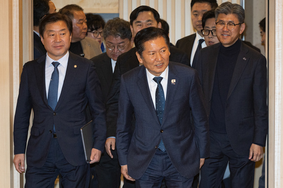 강원 민생 현장 최고위원회의 들어서는 정청래 민주당 대표