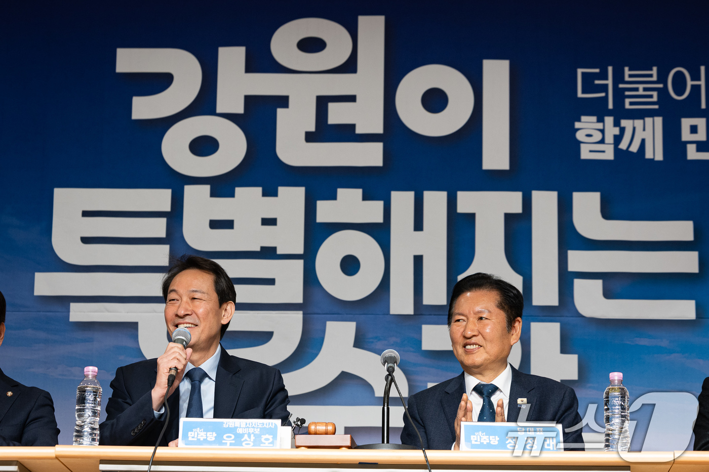 (철원=뉴스1) 유승관 기자 = 우상호 더불어민주당 강원특별자치도지사 예비후보가 1일 강원도 철원군 새마을금고 본점에서 열린 강원 민생 현장 최고위원회의에서 모두 발언을 하고 있다 …