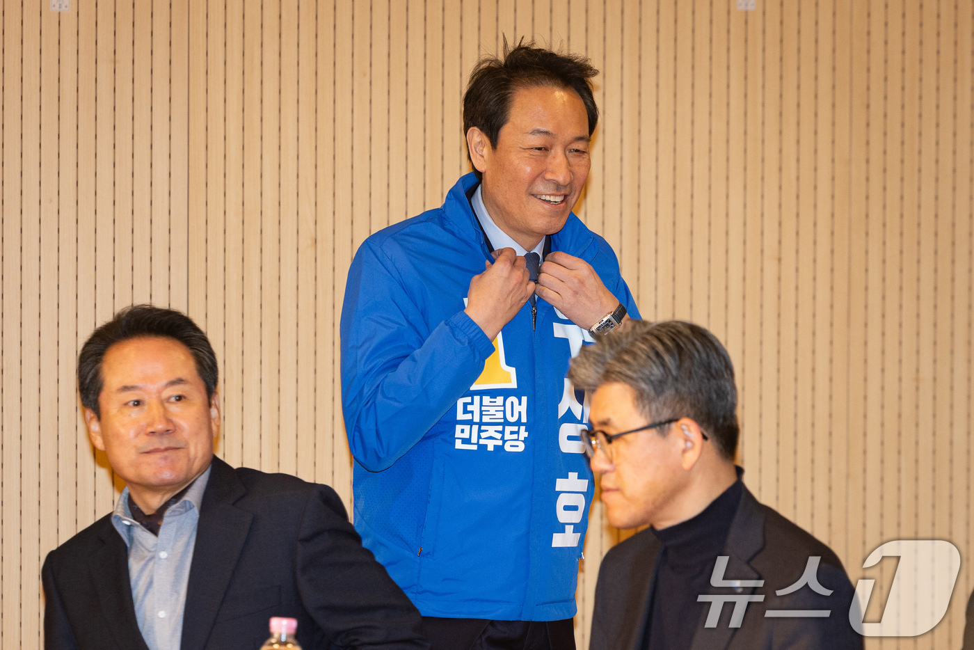 (철원=뉴스1) 유승관 기자 = 우상호 더불어민주당 강원특별자치도지사 예비후보가 1일 강원도 철원군 새마을금고 본점에서 열린 강원 민생 현장 최고위원회의에 참석하고 있다. 2026 …