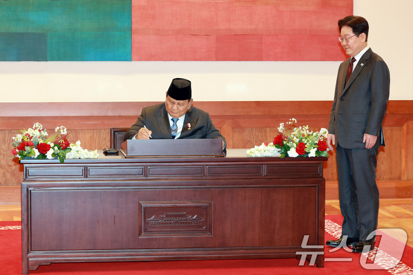 (서울=뉴스1) 이재명 기자 = 이재명 대통령이 1일 청와대에서 프라보워 수비안토 인도네시아 대통령의 방명록 작성을 지켜보고 있다. 2026.4.1/뉴스1