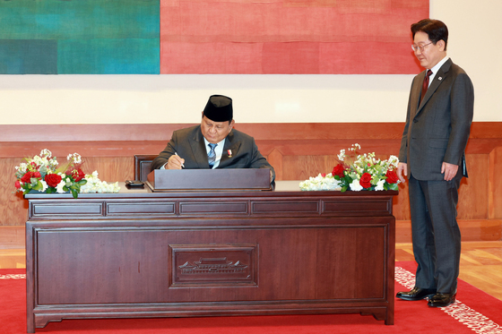 방명록 작성하는 프라보워 수비안토 인도네시아 대통령