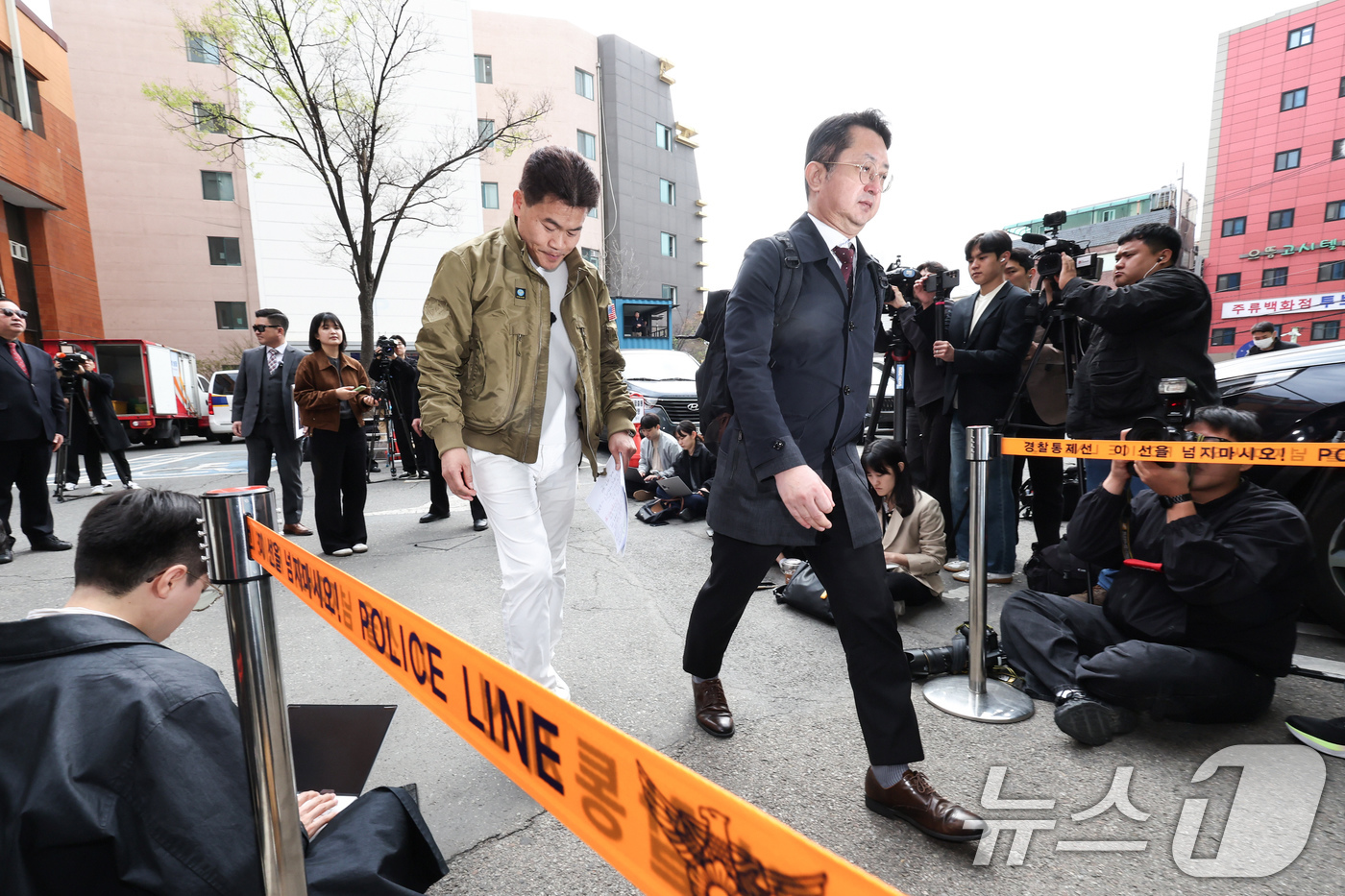 (서울=뉴스1) 임지훈 인턴기자 = 이재명 대통령과 이준석 개혁신당 대표 관련 허위 사실을 유포한 혐의를 받는 한국사 강사 출신 유튜버 전한길 씨가 1일 오전 서울 동작경찰서에 피 …