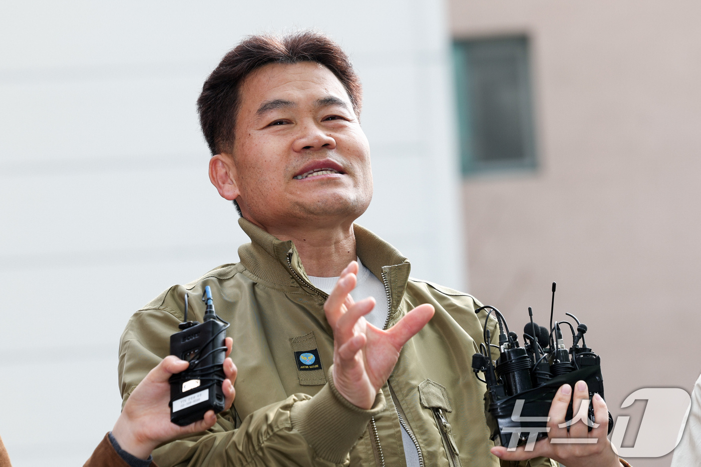 (서울=뉴스1) 임지훈 인턴기자 = 이재명 대통령과 이준석 개혁신당 대표 관련 허위 사실을 유포한 혐의를 받는 한국사 강사 출신 유튜버 전한길 씨가 1일 오전 서울 동작경찰서에 피 …