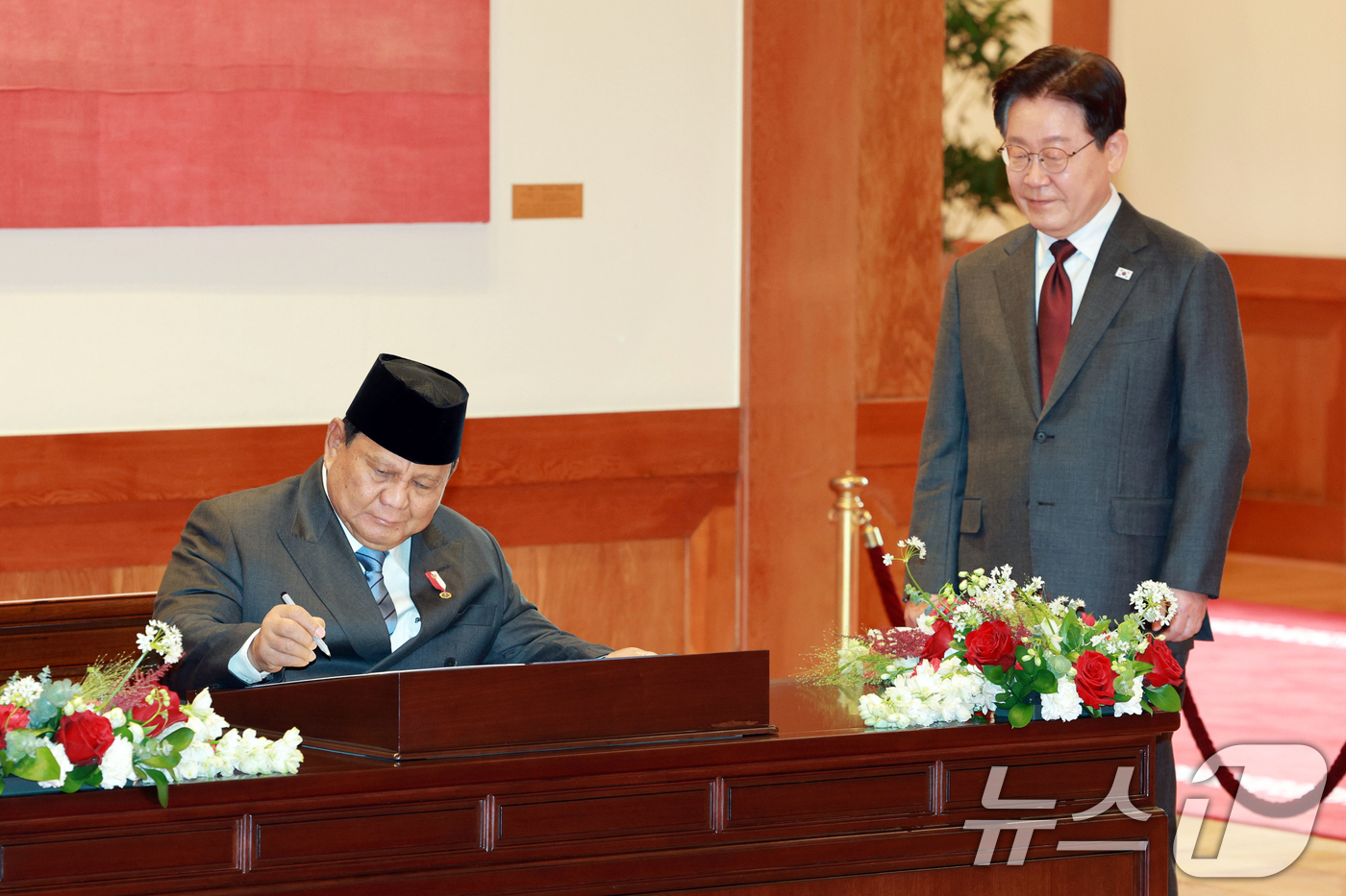 (서울=뉴스1) 이재명 기자 = 이재명 대통령이 1일 청와대에서 프라보워 수비안토 인도네시아 대통령의 방명록 작성을 지켜보고 있다. 2026.4.1/뉴스1