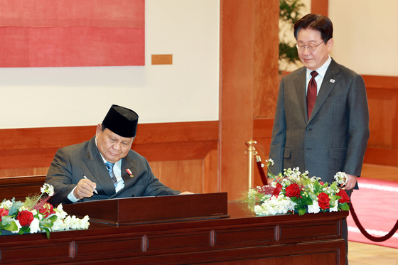 방명록 작성하는 프라보워 수비안토 인도네시아 대통령