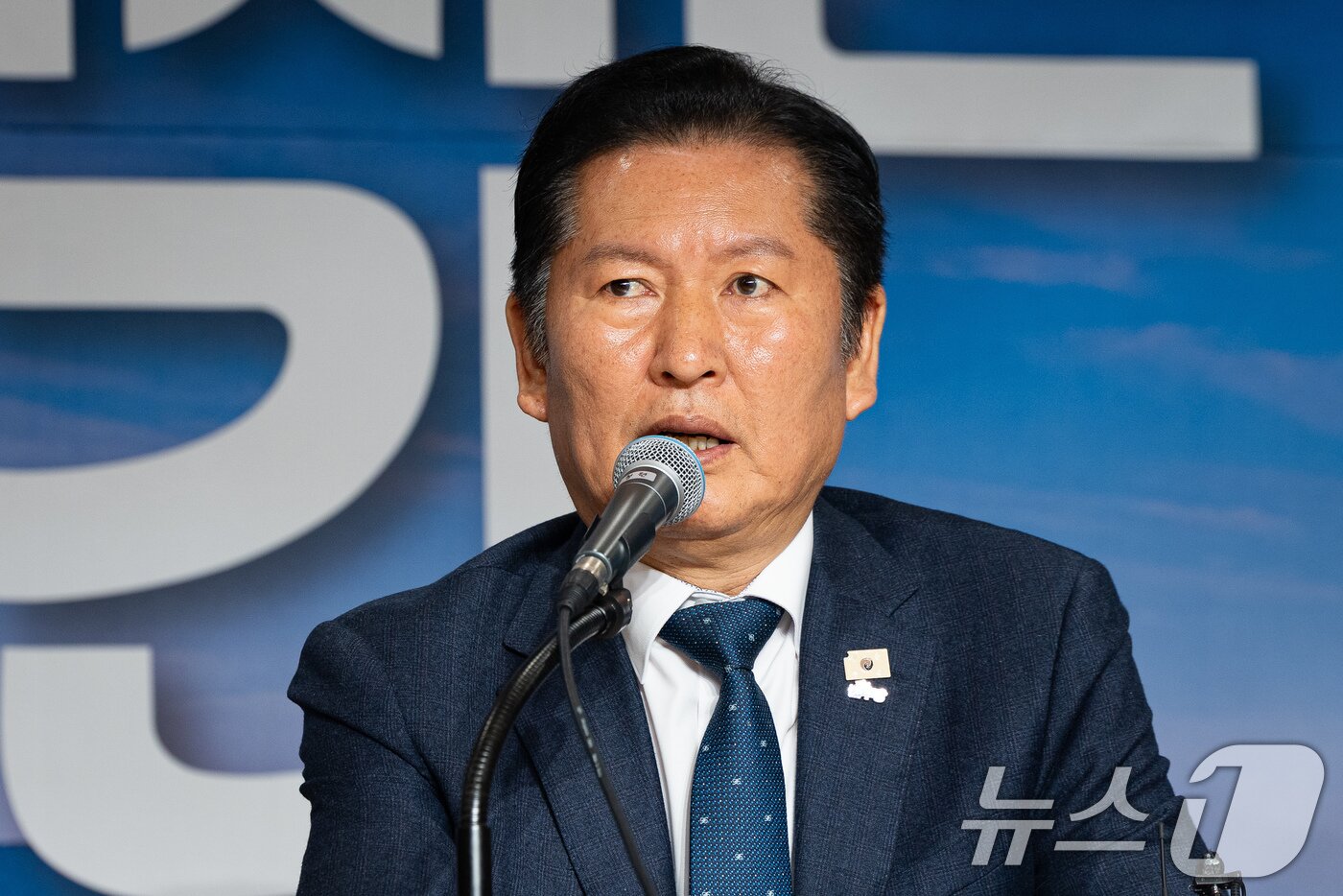 본문 이미지 - 정청래 더불어민주당 대표가 1일 강원도 철원군 새마을금고 본점에서 열린 강원 민생 현장 최고위원회의에서 모두 발언을 하고 있다. 2026.4.1 ⓒ 뉴스1 유승관 기자