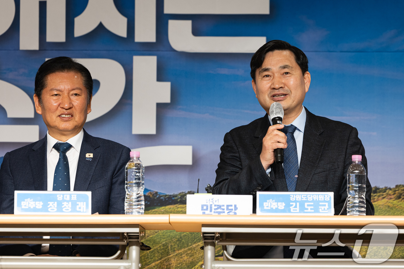 (철원=뉴스1) 유승관 기자 = 김도균 더불어민주당 강원도당위원장이 1일 강원도 철원군 새마을금고 본점에서 열린 강원 민생 현장 최고위원회의에서 모두 발언을 하고 있다. 2026. …