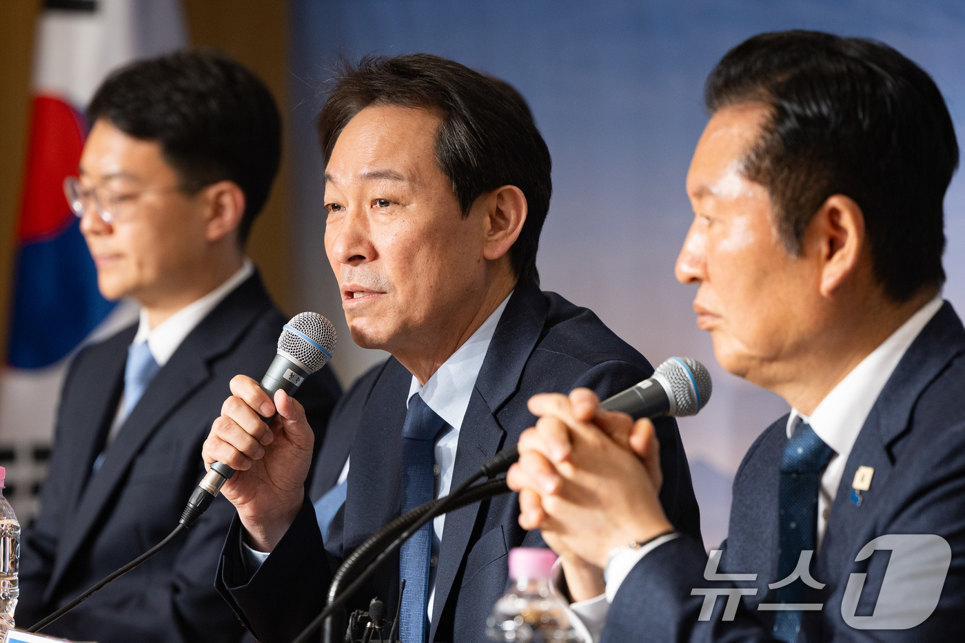 (철원=뉴스1) 유승관 기자 = 우상호 더불어민주당 강원특별자치도지사 예비후보가 1일 강원도 철원군 새마을금고 본점에서 열린 강원 민생 현장 최고위원회의에서 모두 발언을 하고 있다 …