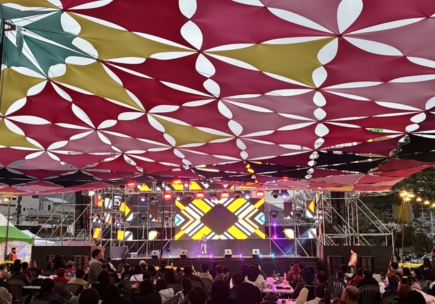 진해군항제 야간 행사 '군항페스타' 열기…오늘 진해루서 해상불꽃쇼