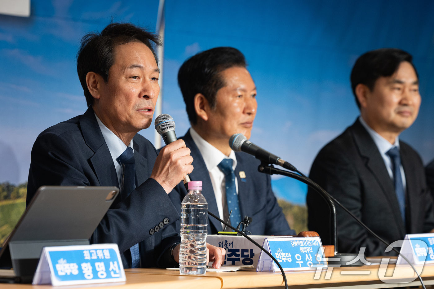 (철원=뉴스1) 유승관 기자 = 우상호 더불어민주당 강원특별자치도지사 예비후보가 1일 강원도 철원군 새마을금고 본점에서 열린 강원 민생 현장 최고위원회의에서 모두 발언을 하고 있다 …