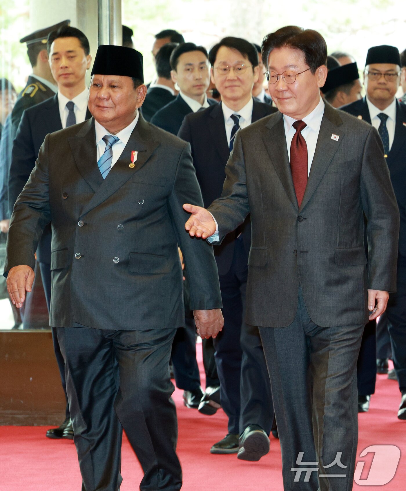 본문 이미지 - 이재명 대통령이 1일 청와대에서 국빈 방한한 프라보워 수비안토 인도네시아 대통령을 영접하고 있다. 2026.4.1 ⓒ 뉴스1 이재명 기자