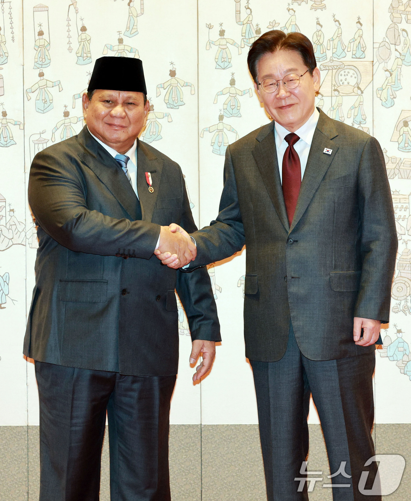 (서울=뉴스1) 이재명 기자 = 이재명 대통령과 프라보워 수비안토 인도네시아 대통령이 1일 청와대에서 정상회담에 앞서 기념촬영을 하고 있다. 2026.4.1/뉴스1
