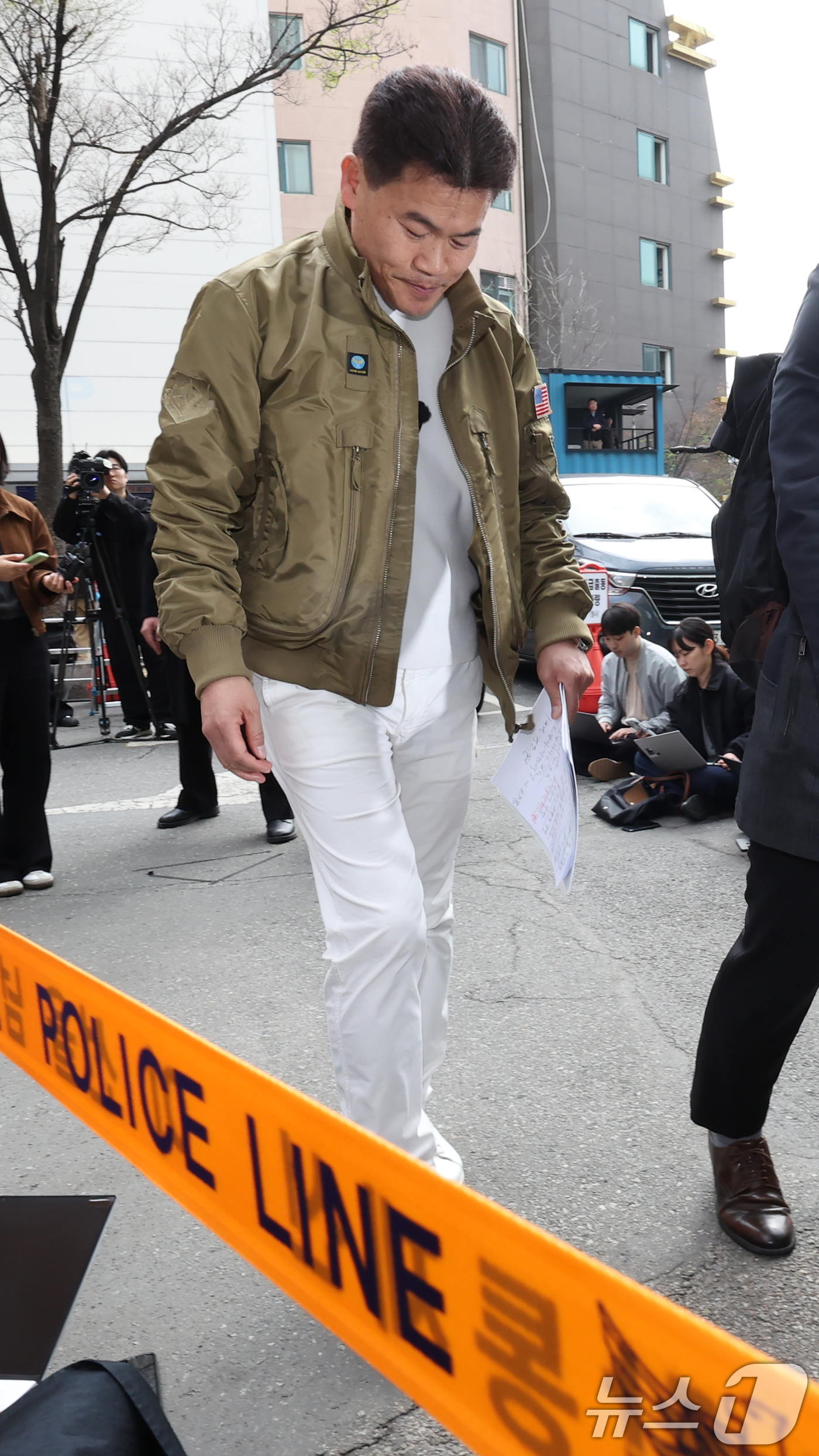 (서울=뉴스1) 임지훈 인턴기자 = 이재명 대통령과 이준석 개혁신당 대표 관련 허위 사실을 유포한 혐의를 받는 한국사 강사 출신 유튜버 전한길 씨가 1일 오전 서울 동작경찰서에 피 …