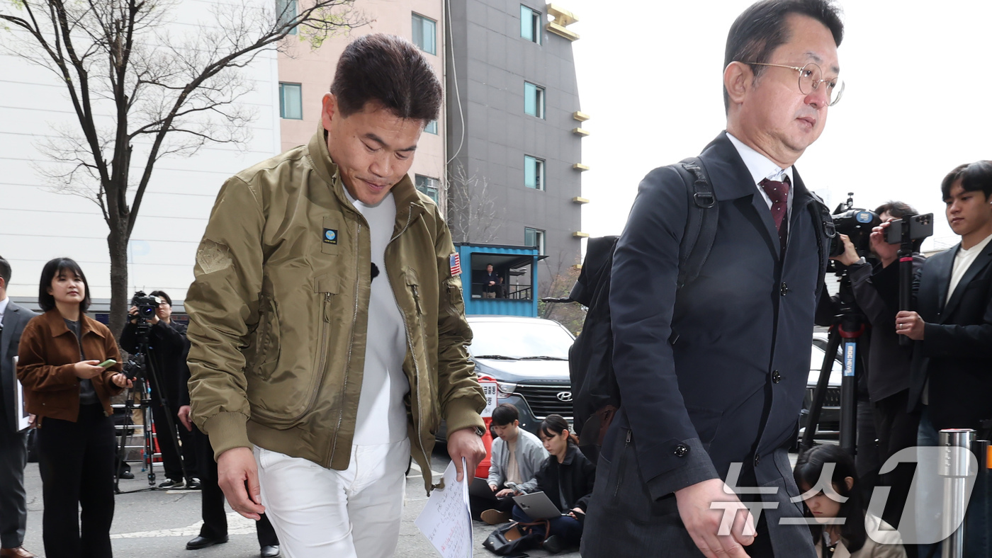 (서울=뉴스1) 임지훈 인턴기자 = 이재명 대통령과 이준석 개혁신당 대표 관련 허위 사실을 유포한 혐의를 받는 한국사 강사 출신 유튜버 전한길 씨가 1일 오전 서울 동작경찰서에 피 …