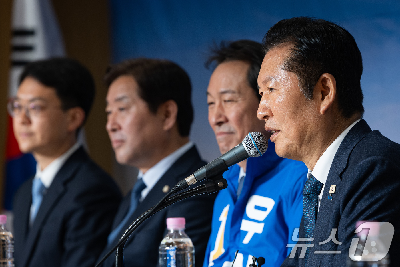 (철원=뉴스1) 유승관 기자 = 정청래 더불어민주당 대표가 1일 강원도 철원군 새마을금고 본점에서 열린 강원 민생 현장 최고위원회의에서 모두 발언을 하고 있다. 2026.4.1/뉴 …