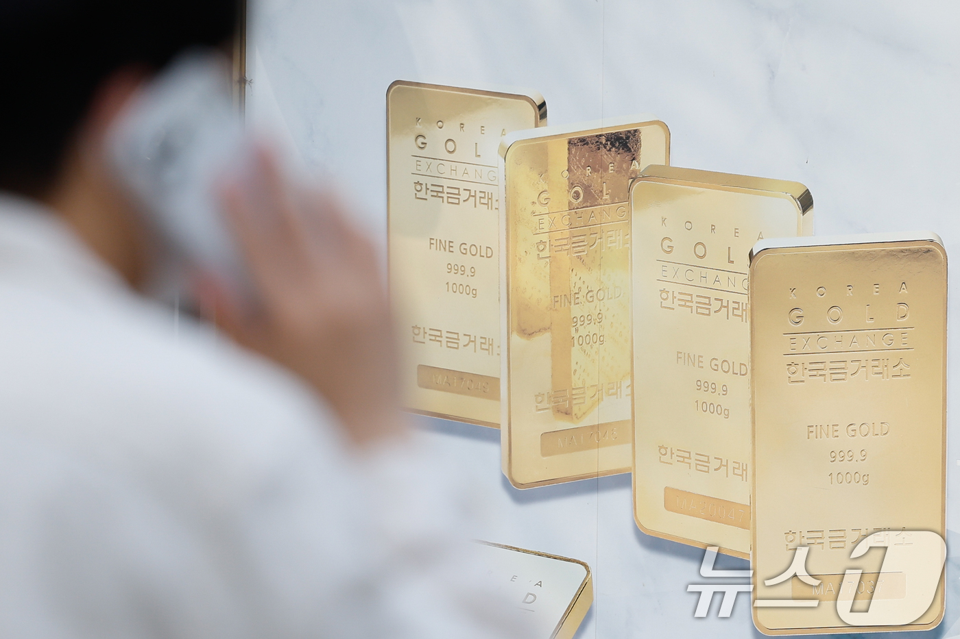 (서울=뉴스1) 안은나 기자 = 국제 금값이 지난달 기준 13% 이상 하락했다가 미·이란 종전 기대감 속 상승세를 보이고 있는 1일 서울 시내 금은방 거리에 골드바 광고가 결려 있 …