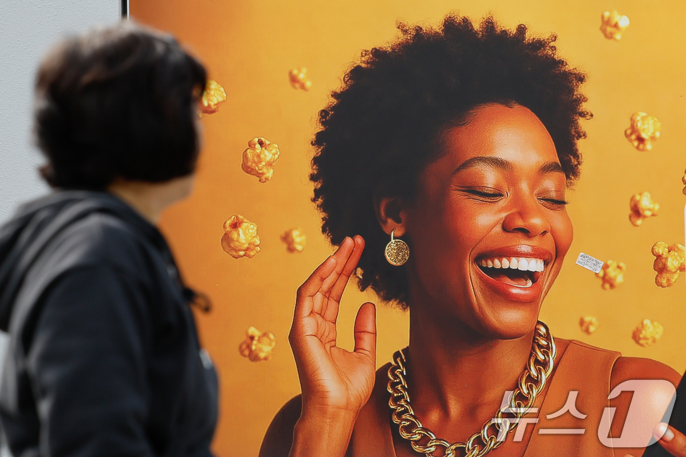 (서울=뉴스1) 안은나 기자 = 국제 금값이 지난달 기준 13% 이상 하락했다가 미·이란 종전 기대감 속 상승세를 보이고 있는 1일 서울 시내 금은방 거리에 금거래 광고가 결려 있 …