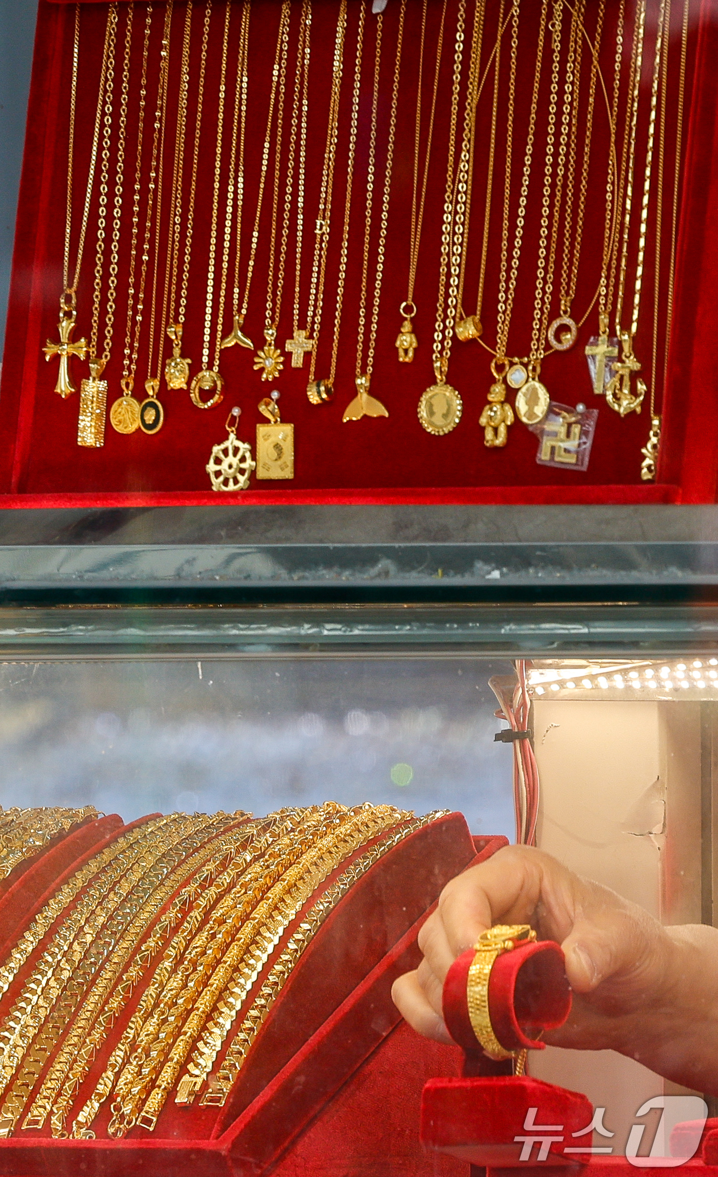 (서울=뉴스1) 안은나 기자 = 국제 금값이 지난달 기준 13% 이상 하락했다가 미·이란 종전 기대감 속 상승세를 보이고 있는 1일 서울 시내 금은방에 귀금속이 진열돼 있다. 20 …