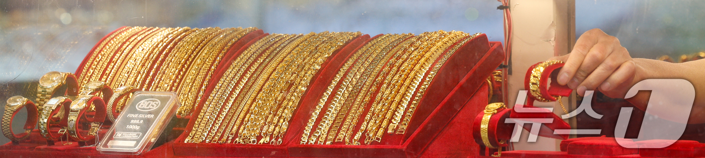 (서울=뉴스1) 안은나 기자 = 국제 금값이 지난달 기준 13% 이상 하락했다가 미·이란 종전 기대감 속 상승세를 보이고 있는 1일 서울 시내 금은방에 귀금속이 진열돼 있다. 20 …