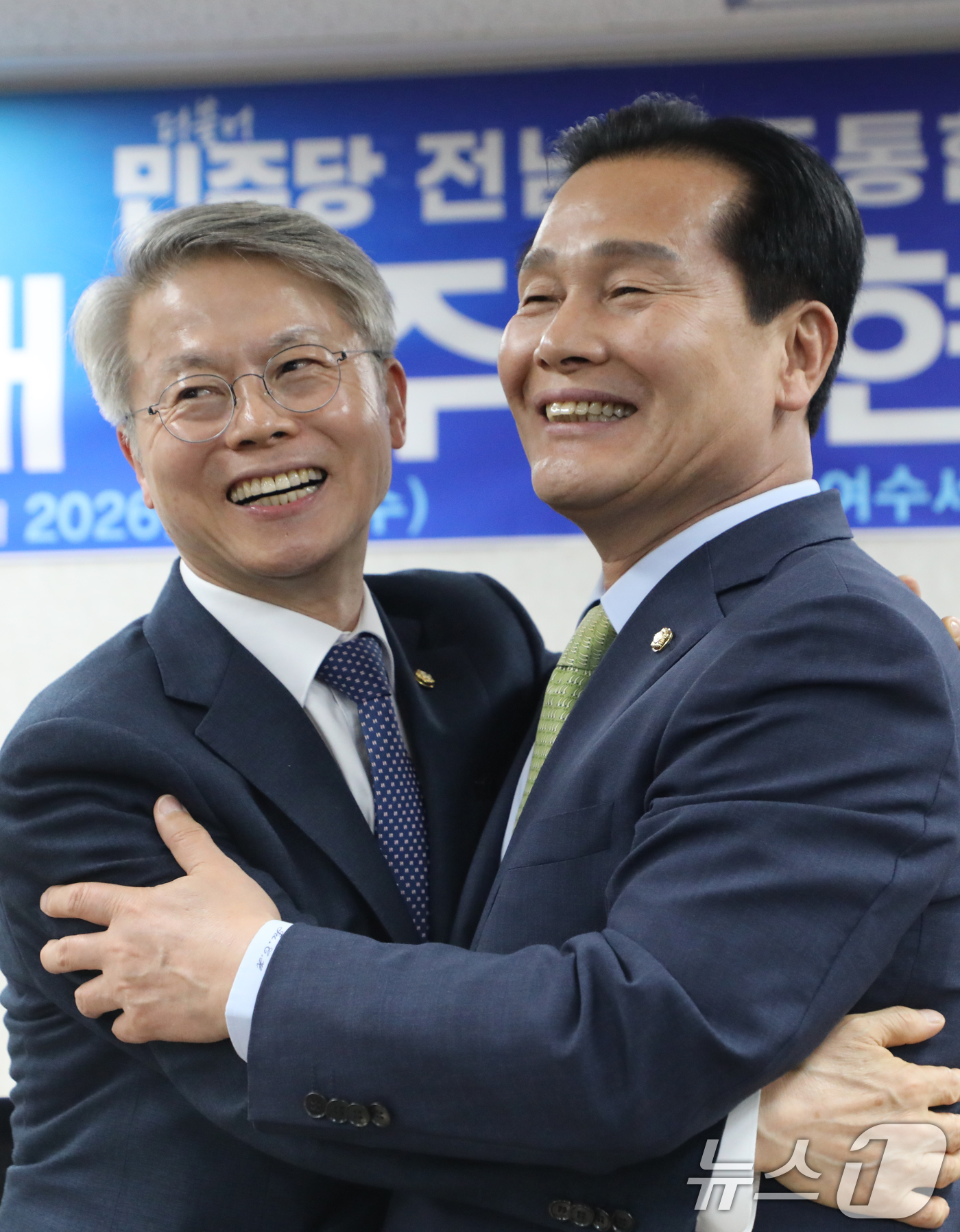 (여수=뉴스1) 이수민 기자 = 민형배 더불어민주당 전남광주통합특별시장 후보와 주철현 후보가 1일 전남 여수세계박람회장 컨벤션센터에서 민 후보로의 단일화를 발표하고 있다. 2026 …