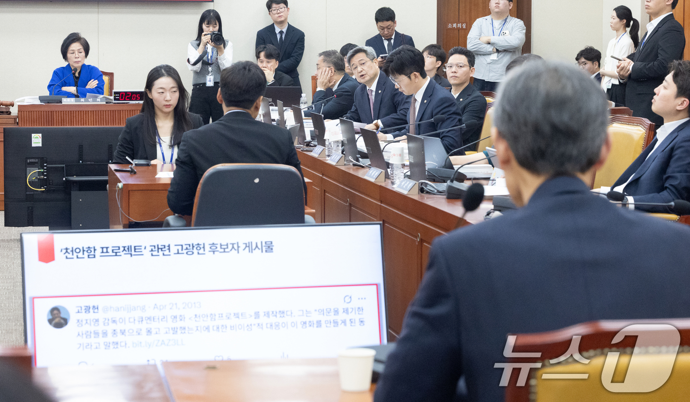 (서울=뉴스1) 이승배 기자 = 고광헌 방송미디어통신심의위원회 위원장 후보자가 1일 서울 여의도 국회에서 열린 제433회국회(임시회) 과학기술정보방송통신위원회 인사청문회에 출석해 …