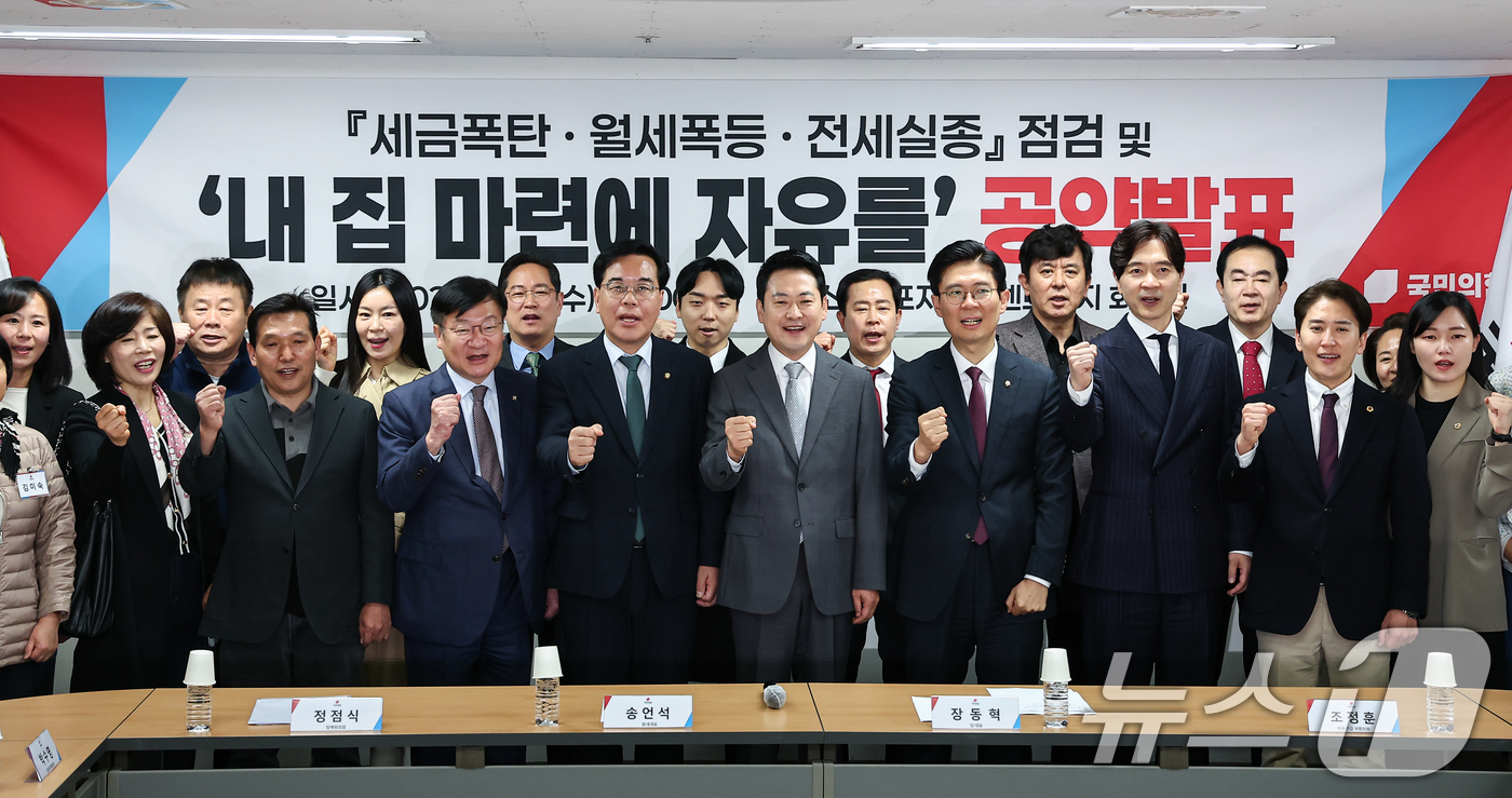 (서울=뉴스1) 김도우 기자 = 장동혁 국민의힘 대표가 1일 부동산 시장 점검차 서울 마포구 한 아파트 단지를 방문해 주민들과 기념촬영을 하고 있다. 2026.4.1/뉴스1