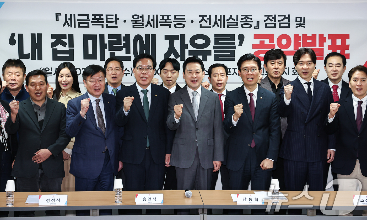 (서울=뉴스1) 김도우 기자 = 장동혁 국민의힘 대표가 1일 부동산 시장 점검차 서울 마포구 한 아파트 단지를 방문해 주민들과 기념촬영을 하고 있다. 2026.4.1/뉴스1