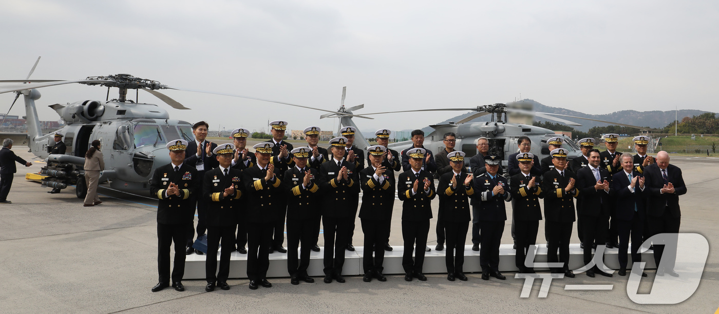 (창원=뉴스1) 윤일지 기자 = 1일 경남 창원 진해구 해군 제62해상항공전대에서 열린 신형 해상작전헬기 MH-60R(시호크) 인수식에서 김경률 해군참모총장 등 참석자들이 기념촬영 …