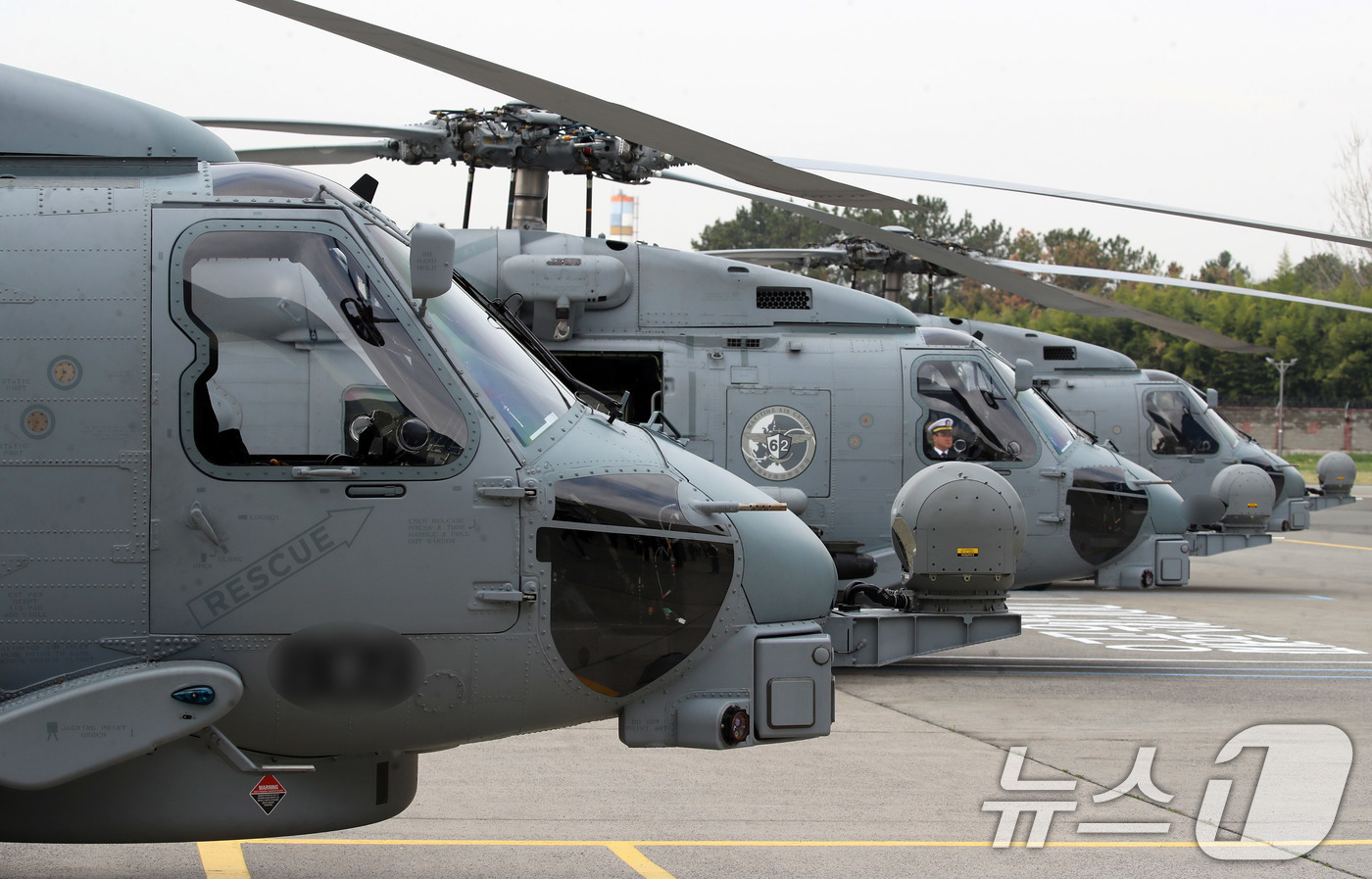 (창원=뉴스1) 윤일지 기자 = 1일 경남 창원 진해구 해군 제62해상항공전대에서 열린 신형 해상작전헬기 MH-60R(시호크) 인수식에서 MH-60R이 배치돼 있다.북한 잠수함을 …