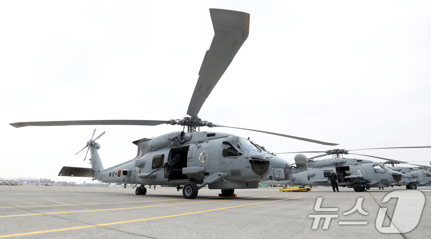 (창원=뉴스1) 윤일지 기자 = 1일 경남 창원 진해구 해군 제62해상항공전대에서 열린 신형 해상작전헬기 MH-60R(시호크) 인수식에서 MH-60R이 배치돼 있다.북한 잠수함을 …