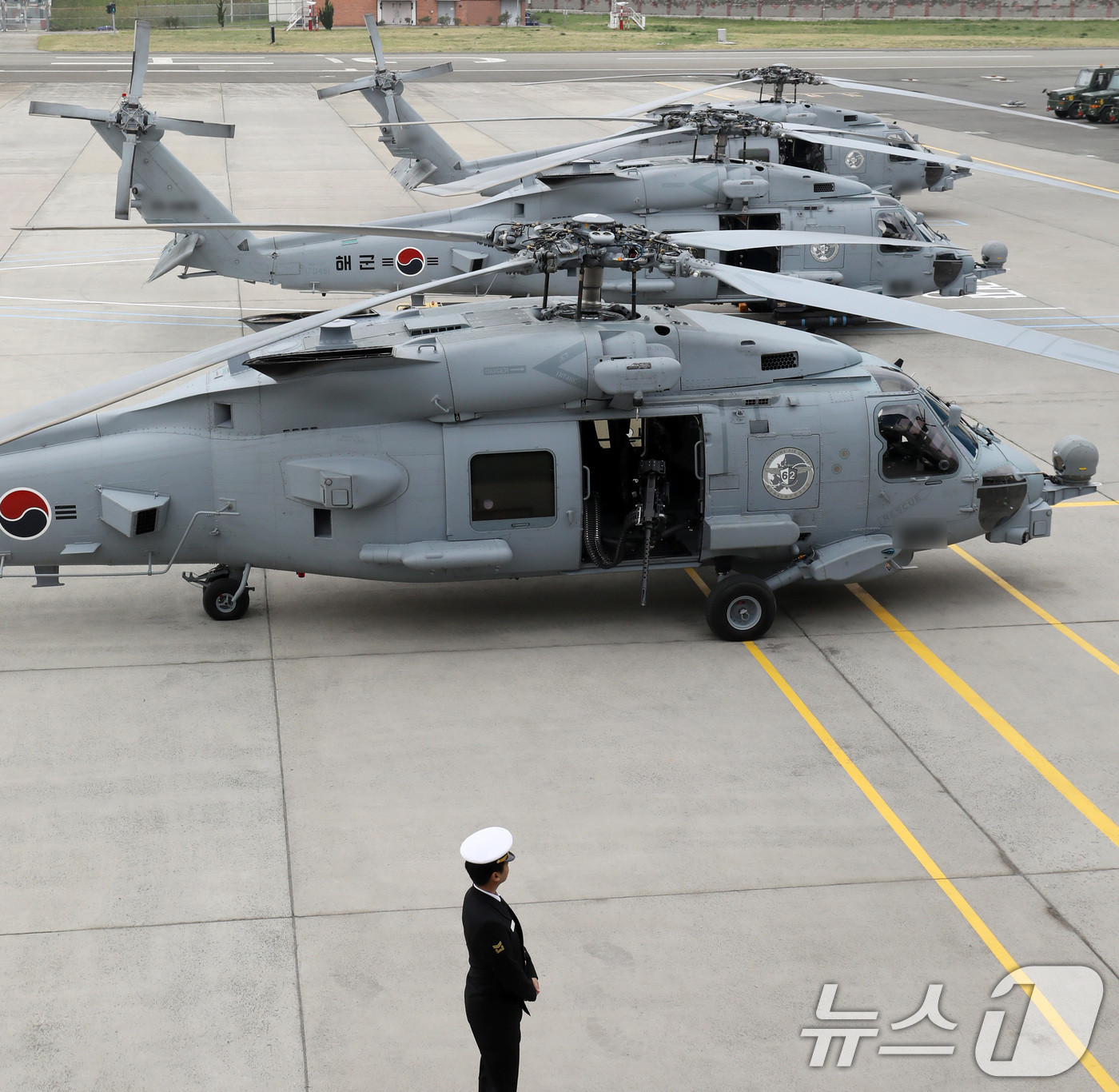 (창원=뉴스1) 윤일지 기자 = 1일 경남 창원 진해구 해군 제62해상항공전대에서 열린 신형 해상작전헬기 MH-60R(시호크) 인수식에서 MH-60R이 배치돼 있다.북한 잠수함을 …