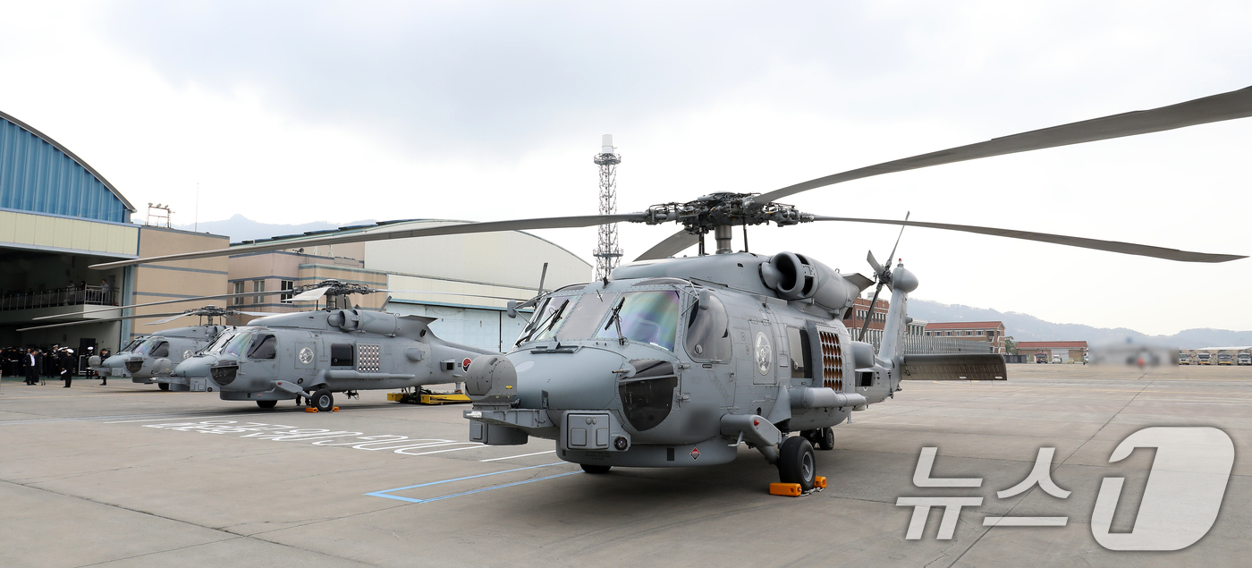 (창원=뉴스1) 윤일지 기자 = 1일 경남 창원 진해구 해군 제62해상항공전대에서 열린 신형 해상작전헬기 MH-60R(시호크) 인수식에서 MH-60R이 배치돼 있다.북한 잠수함을 …