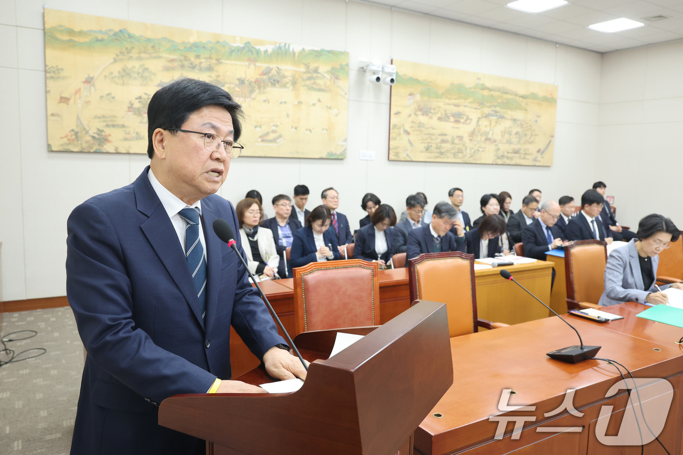 (서울=뉴스1) 신웅수 기자 = 최교진 교육부 장관이 1일 서울 여의도 국회에서 열린 교육위원회 전체회의에서 발언하고 있다. 2026.4.1/뉴스1