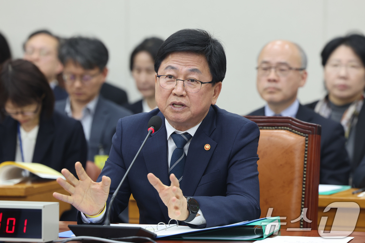 (서울=뉴스1) 신웅수 기자 = 최교진 교육부 장관이 1일 서울 여의도 국회에서 열린 교육위원회 전체회의에서 의원 질의에 답변하고 있다. 2026.4.1/뉴스1