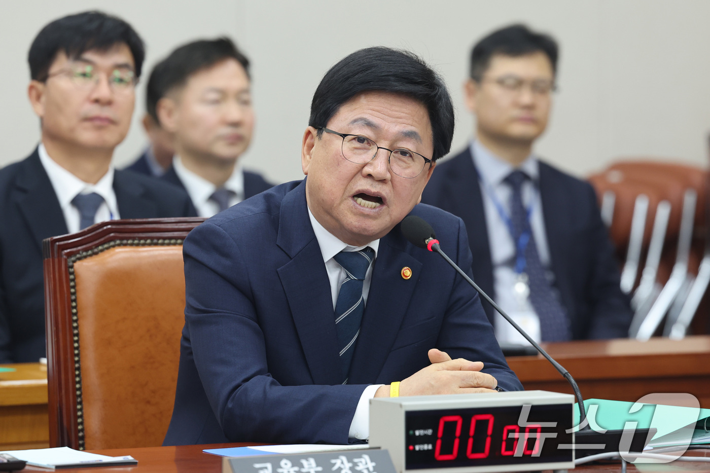 (서울=뉴스1) 신웅수 기자 = 최교진 교육부 장관이 1일 서울 여의도 국회에서 열린 교육위원회 전체회의에서 의원 질의에 답변하고 있다. 2026.4.1/뉴스1