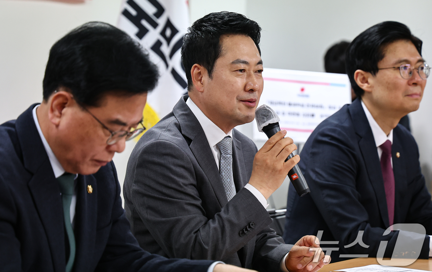 (서울=뉴스1) 김도우 기자 = 장동혁 국민의힘 대표가 1일 부동산 시장 점검차 서울 마포구 한 아파트 단지를 방문해 주민들과 간담회를 갖고 있다. 2026.4.1/뉴스1