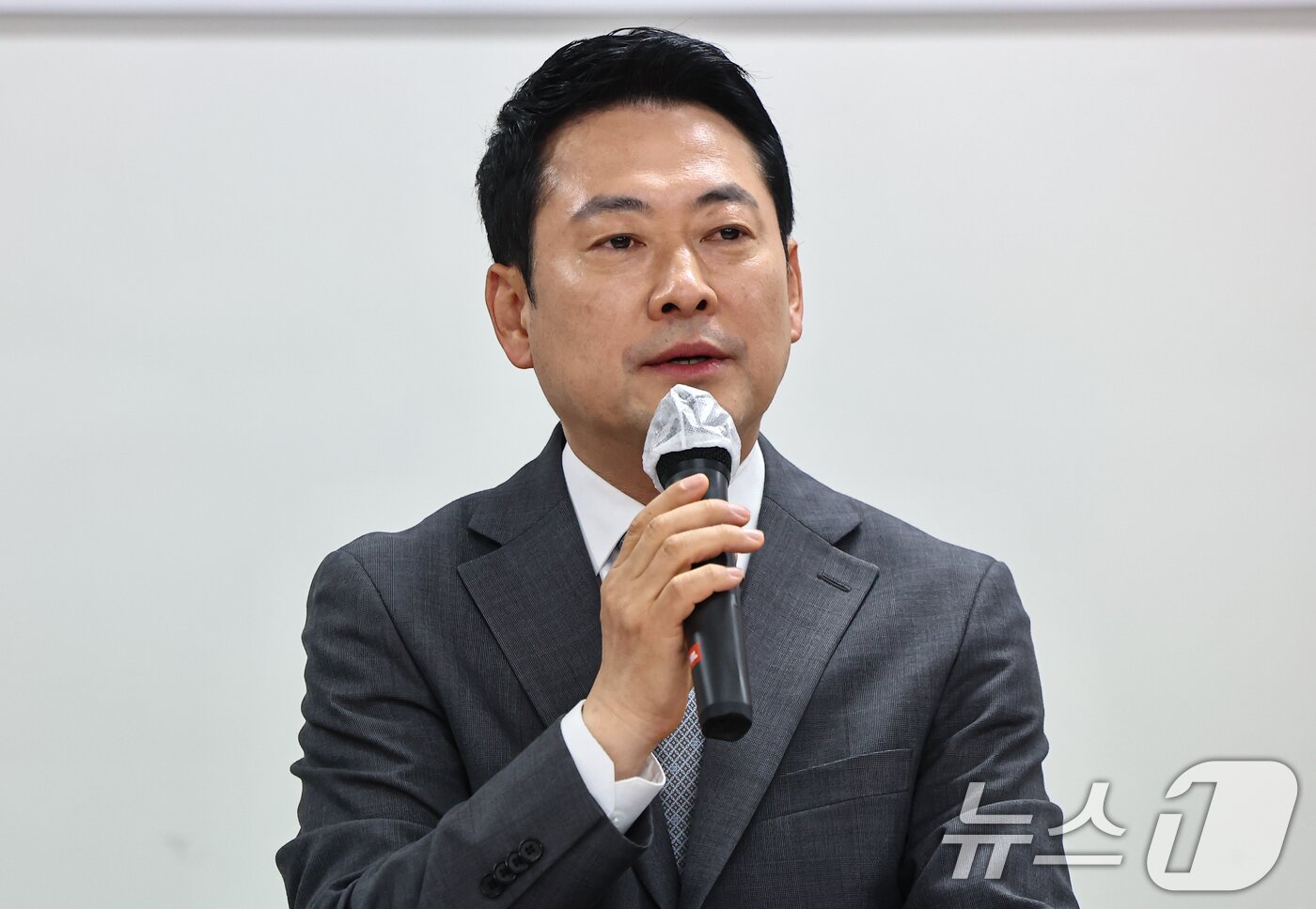 본문 이미지 - 장동혁 국민의힘 대표가 1일 부동산 시장 점검차 서울 마포구 한 아파트 단지를 방문해 주민들과 간담회를 갖고 있다. 2026.4.1 ⓒ 뉴스1 김도우 기자