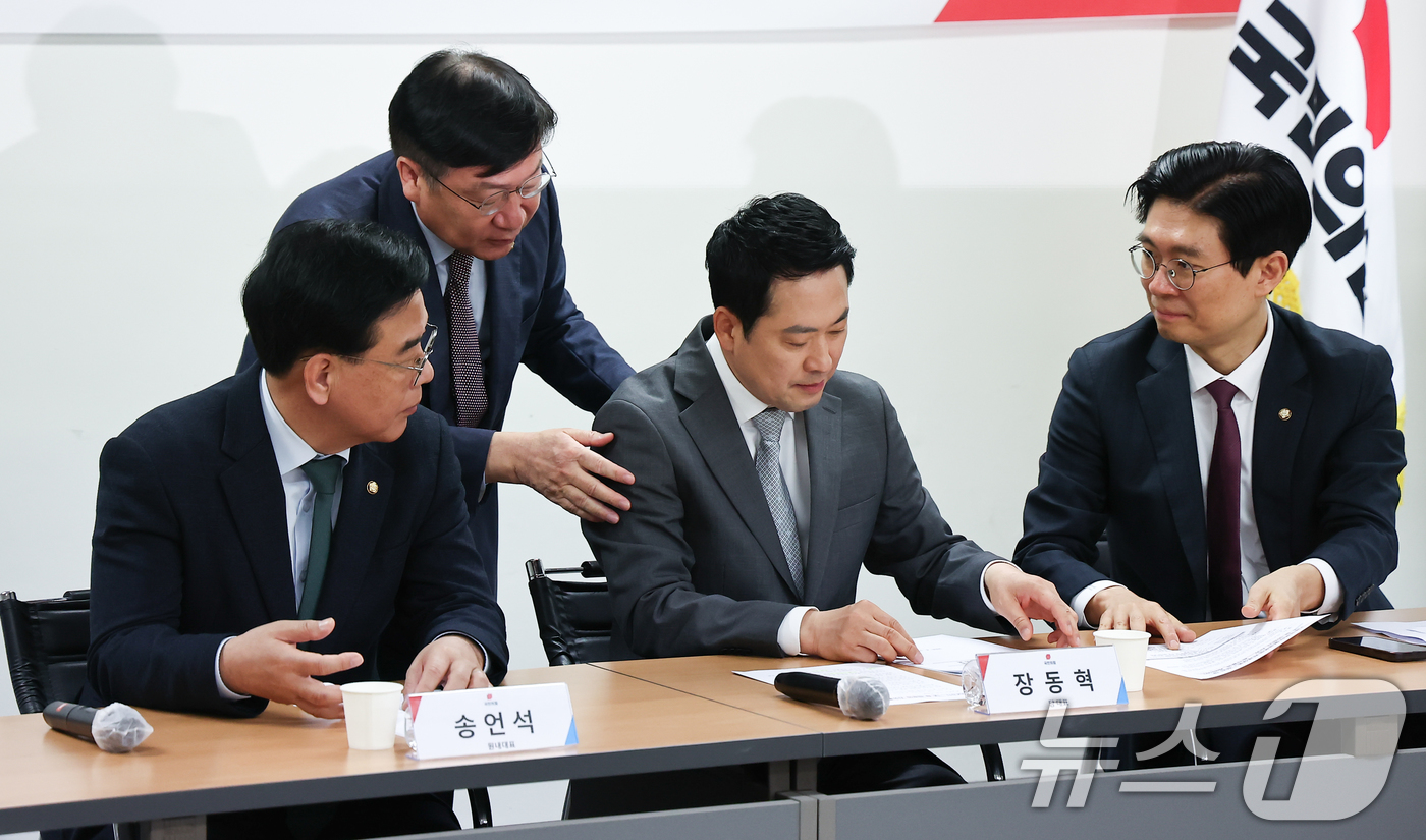 (서울=뉴스1) 김도우 기자 = 장동혁 국민의힘 대표가 1일 부동산 시장 점검차 서울 마포구 한 아파트 단지를 방문해 주민들과 가진 간담회에서 자료를 살펴보고 있다. 2026.4. …