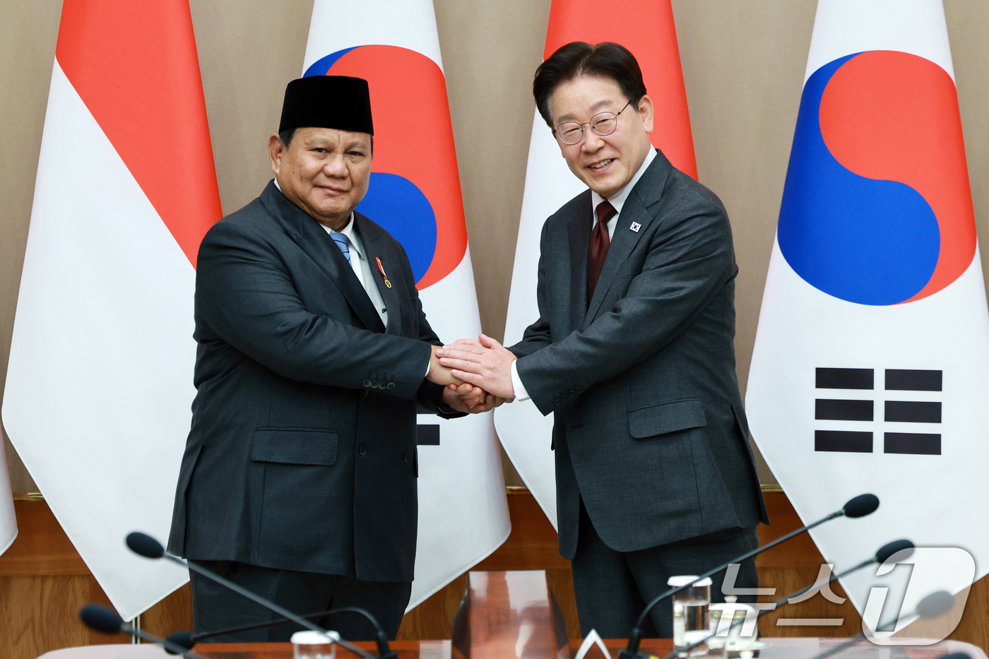 (서울=뉴스1) 이재명 기자 = 이재명 대통령과 프라보워 수비안토 인도네시아 대통령이 1일 청와대에서 열린 한·인니 확대 정상회담에서 기념촬영을 하고 있다. 2026.4.1/뉴스1 …