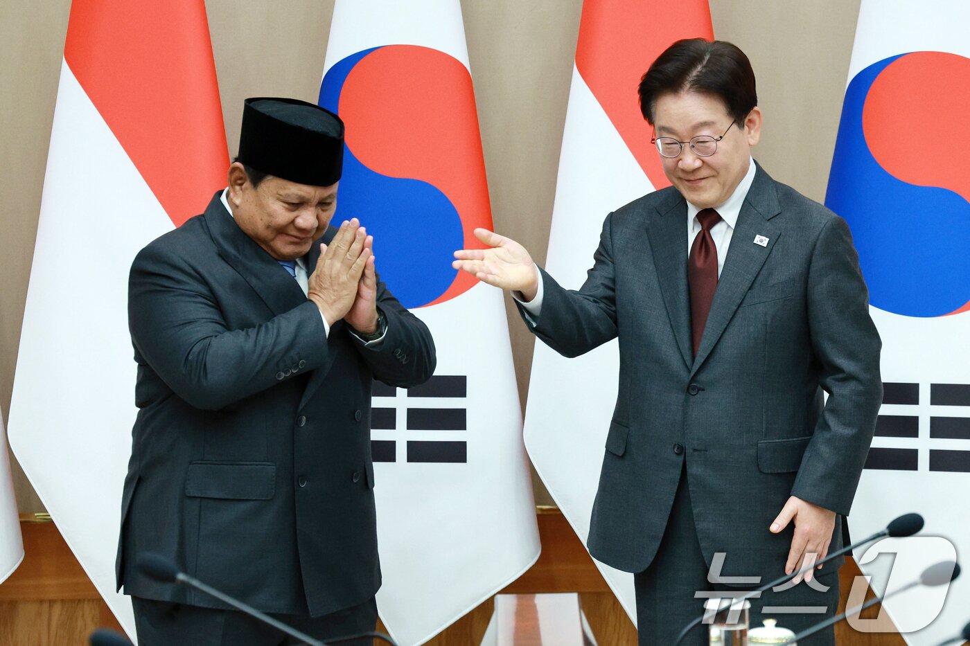 본문 이미지 - 이재명 대통령과 프라보워 수비안토 인도네시아 대통령이 1일 청와대에서 열린 한·인니 확대 정상회담에서 기념촬영을 하고 있다. 2026.4.1 ⓒ 뉴스1 이재명 기자