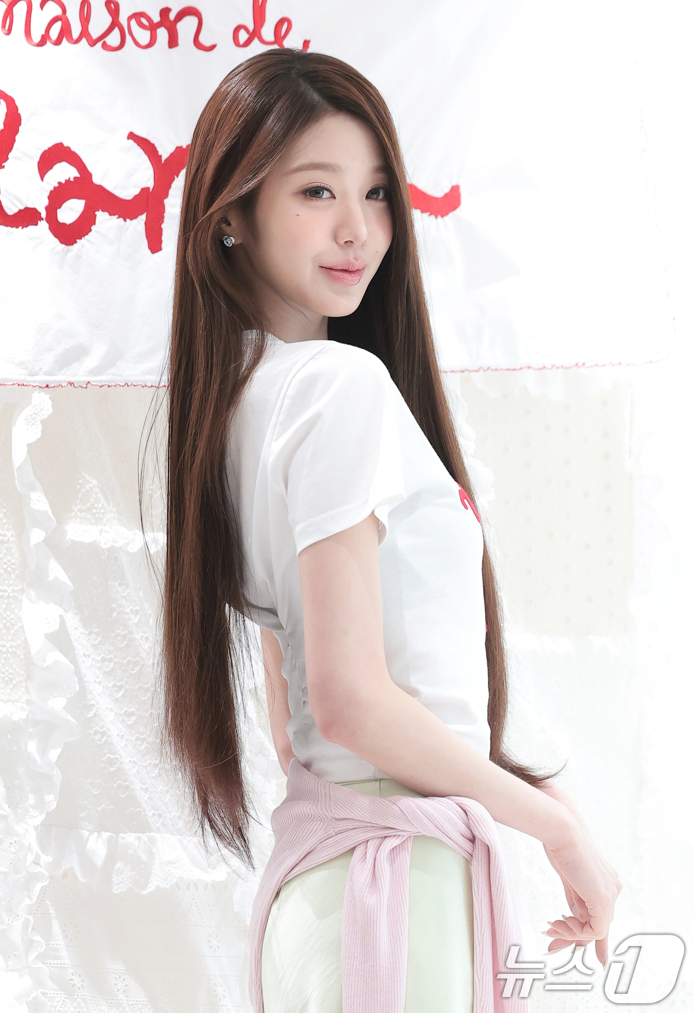 (서울=뉴스1) 권현진 기자 = 그룹 아이브(IVE)의 장원영이 1일 서울 종로구 로라로라(ROLAROLA) 서촌 플래그십 스토어에서 진행된 오픈 기념 행사에서 포즈를 취하고 있다 …