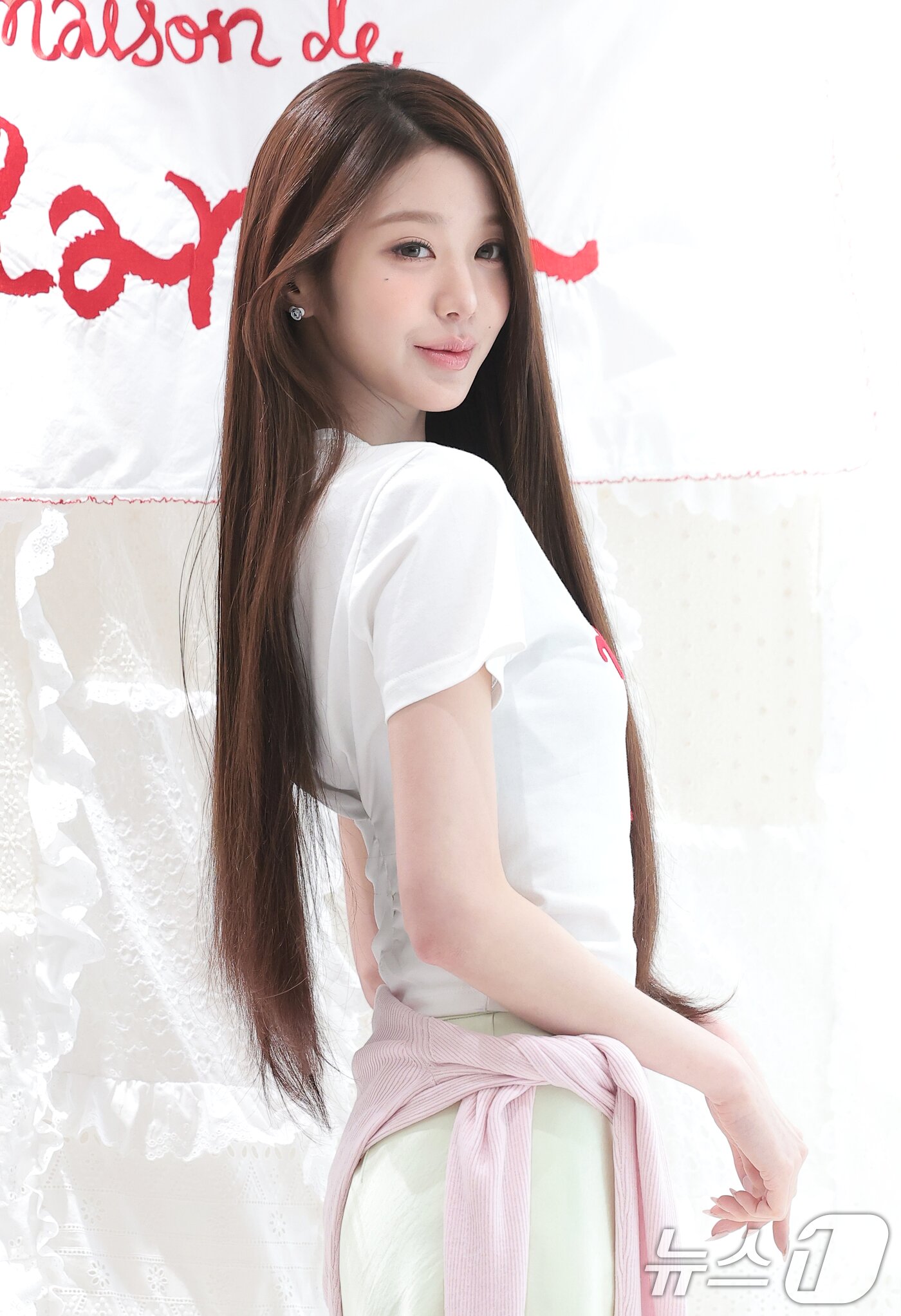 본문 이미지 - 그룹 아이브(IVE)의 장원영이 1일 서울 종로구 로라로라(ROLAROLA) 서촌 플래그십 스토어에서 진행된 오픈 기념 행사에서 매력을 발산하고 있다. ⓒ 뉴스1 권현진 기자