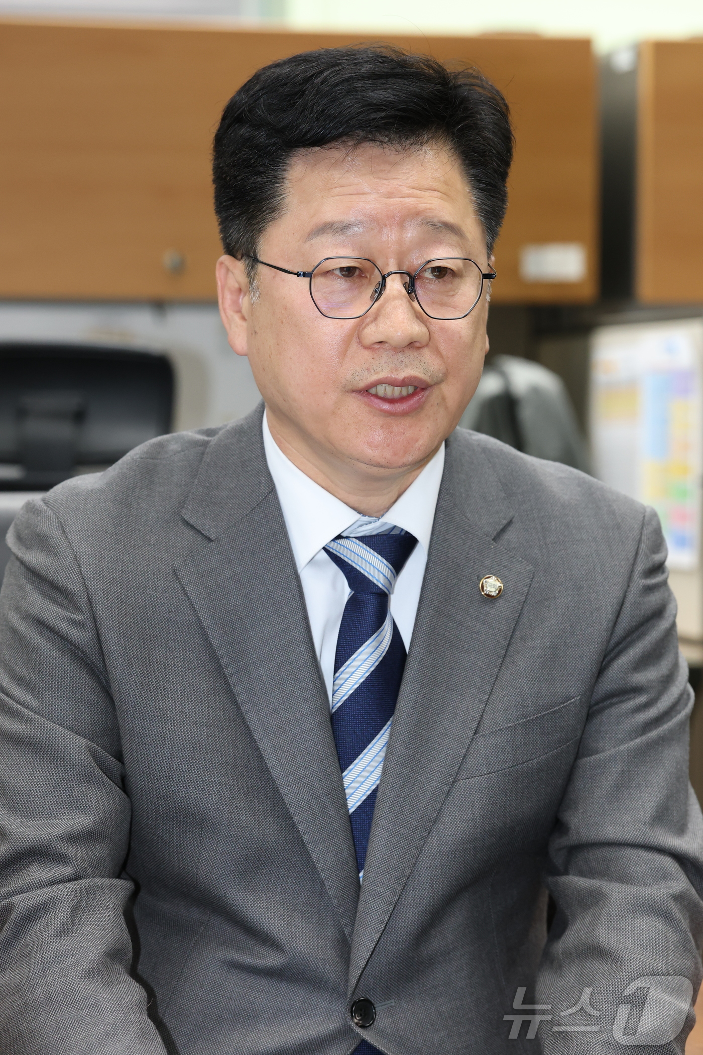 (전주=뉴스1) 유경석 기자 = 안호영 더불어민주당 국회의원이 1일 전북 전주시 전북특별자치도의회 기자실에서 간담회를 열고 도지사 출마 관련 입장을 밝히고 있다. 2026.4.1/ …