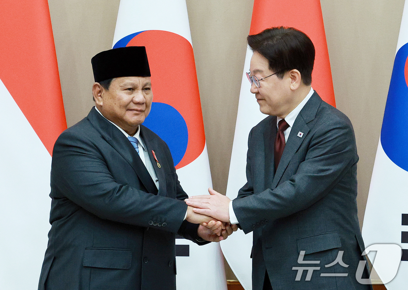 (서울=뉴스1) 이재명 기자 = 이재명 대통령과 프라보워 수비안토 인도네시아 대통령이 1일 청와대에서 열린 한·인니 확대 정상회담에서 기념촬영을 하고 있다. 2026.4.1/뉴스1 …