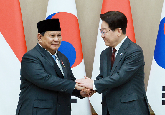 악수하는 한·인니 정상