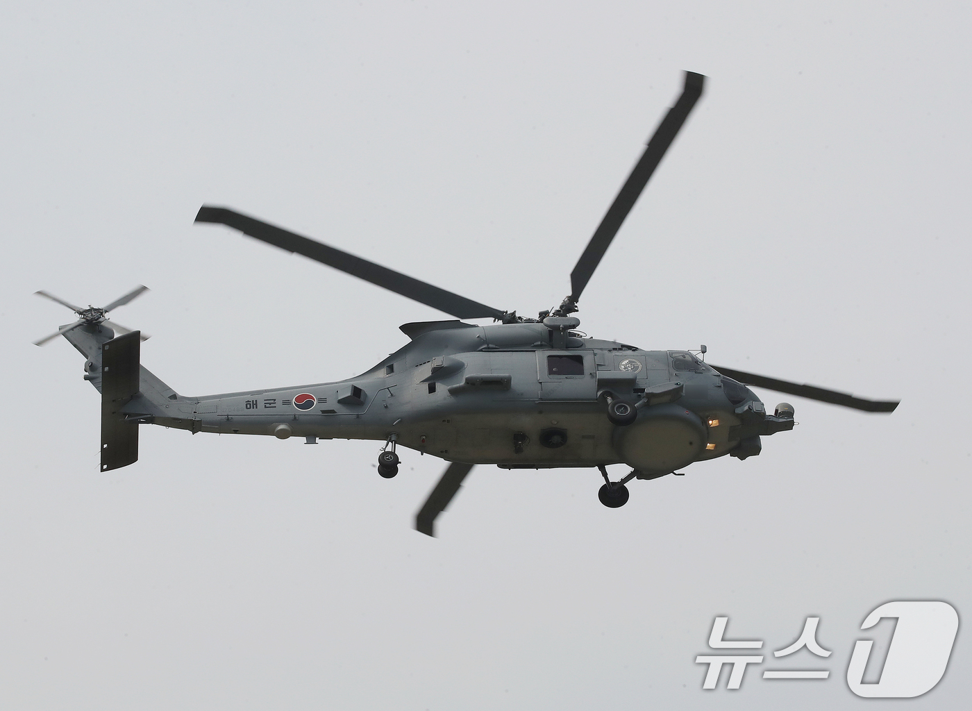 (창원=뉴스1) 윤일지 기자 = 1일 경남 창원 진해구 해군 제62해상항공전대에서 열린 신형 해상작전헬기 MH-60R(시호크) 인수식에서 MH-60R이 출격하고 있다.북한 잠수함을 …