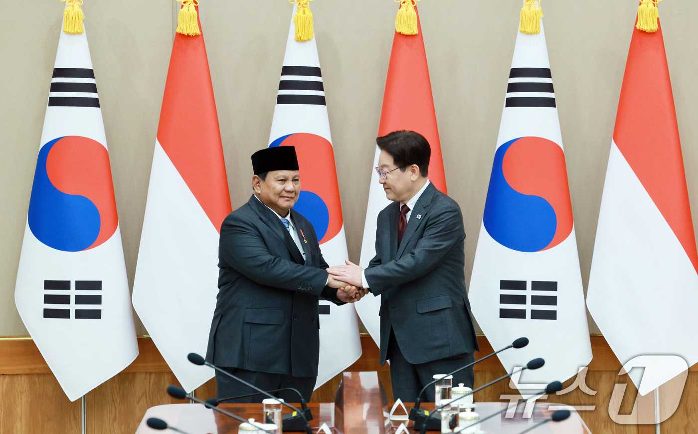 (서울=뉴스1) 이재명 기자 = 이재명 대통령과 프라보워 수비안토 인도네시아 대통령이 1일 청와대에서 열린 한·인니 확대 정상회담에서 기념촬영을 하고 있다. 2026.4.1/뉴스1 …