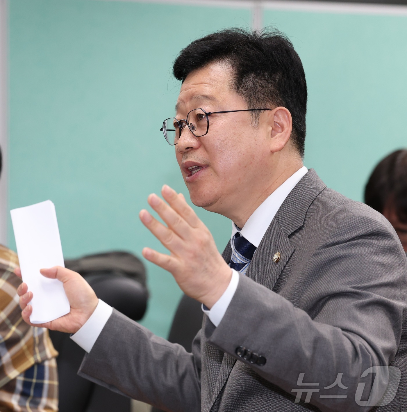 (전주=뉴스1) 유경석 기자 = 안호영 더불어민주당 국회의원이 1일 전북 전주시 전북특별자치도의회 기자실에서 간담회를 열고 도지사 출마 관련 입장을 밝히고 있다. 2026.4.1/ …