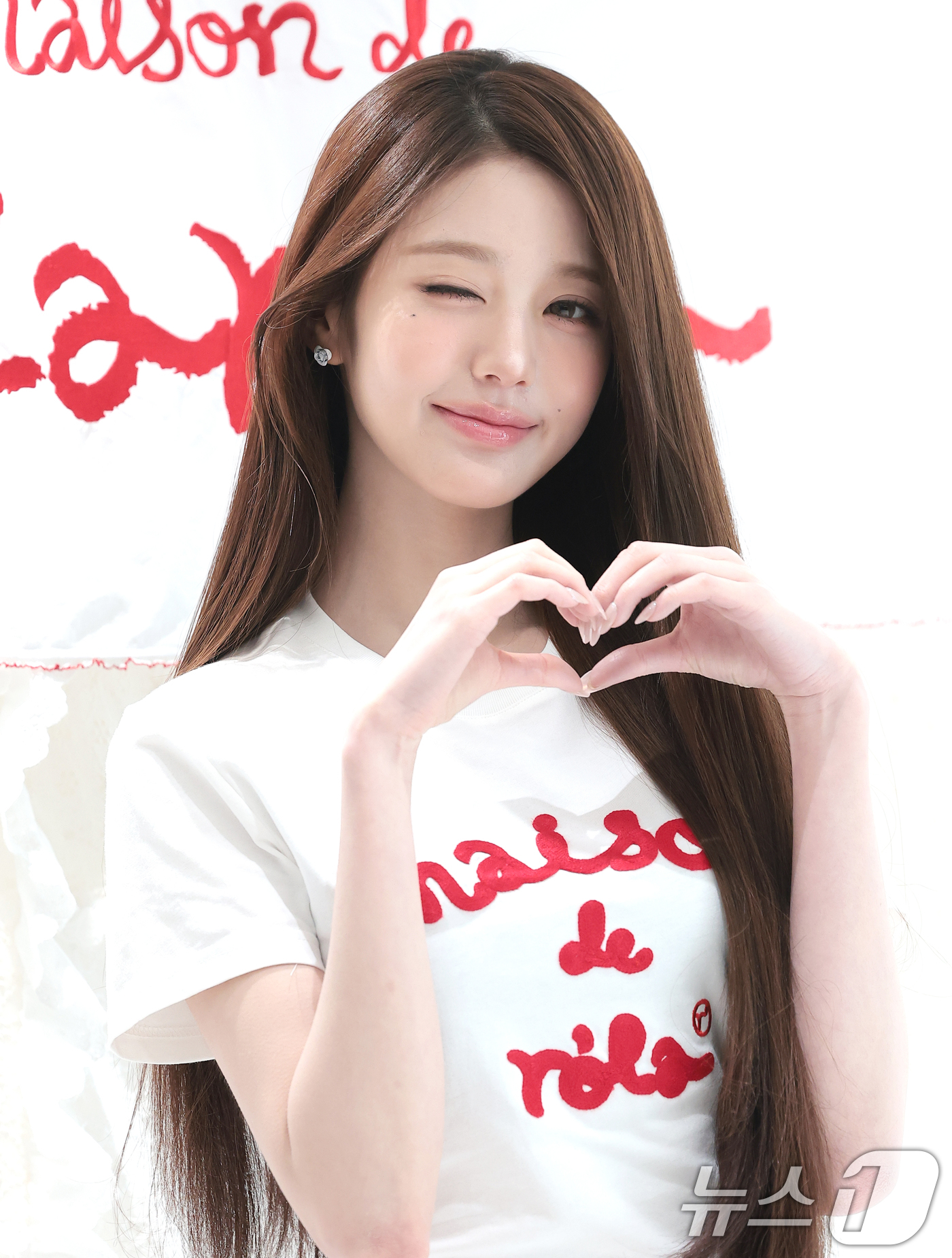 (서울=뉴스1) 권현진 기자 = 그룹 아이브(IVE)의 장원영이 1일 서울 종로구 로라로라(ROLAROLA) 서촌 플래그십 스토어에서 진행된 오픈 기념 행사에서 포즈를 취하고 있다 …