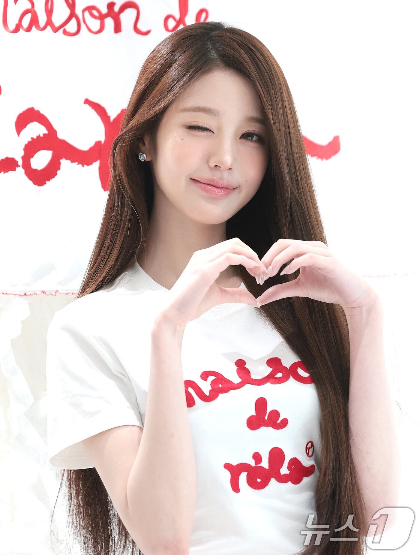 본문 이미지 - 그룹 아이브(IVE)의 장원영이 1일 서울 종로구 로라로라(ROLAROLA) 서촌 플래그십 스토어에서 진행된 오픈 기념 행사에서 하트를 그리고 있다. ⓒ 뉴스1 권현진 기자